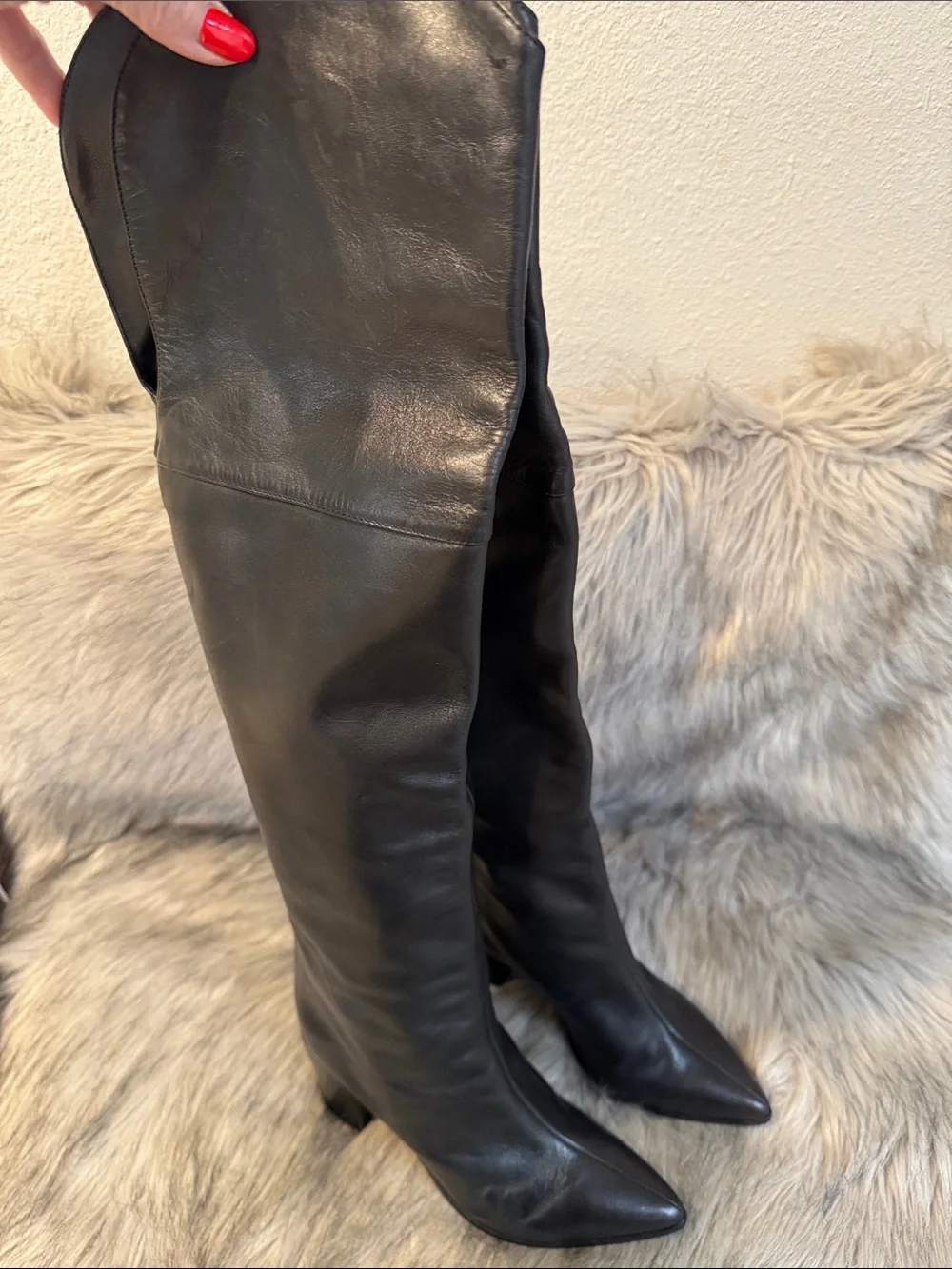 SCHUTZ sleek black